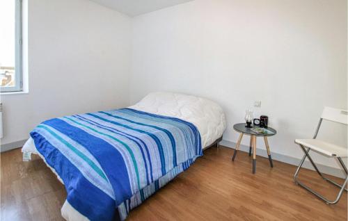 En eller flere senge i et værelse på Amazing Apartment In Seyne With Kitchen
