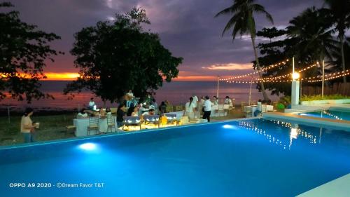 Bazén v ubytování MARINA MARINDQUE HOTEL AND RESORT nebo v jeho okolí