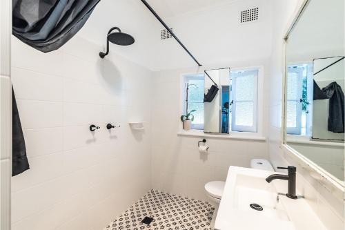Ένα μπάνιο στο Casita 20 Tomaree Road great pet friendly property with WiFi and Air Conditioning