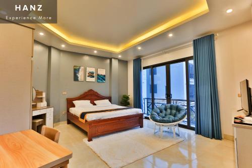 ein Schlafzimmer mit einem Bett, einem Tisch und einem Stuhl in der Unterkunft HANZ Light House Hotel & Apartment in Hanoi