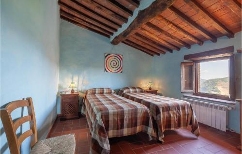 1 dormitorio con 2 camas y ventana en Nice Home In Colognora Di Pescaglia With 4 Bedrooms And Wifi, en Vetriano