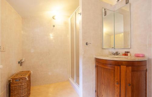 y baño con lavabo y ducha con espejo. en Nice Home In Colognora Di Pescaglia With 4 Bedrooms And Wifi, en Vetriano