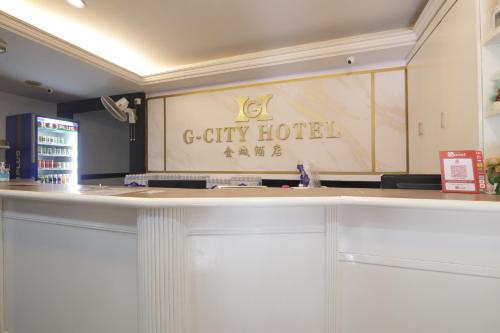 un bar con una señal para un hotel de la ciudad en G CITY HOTEL, en Teluk Intan