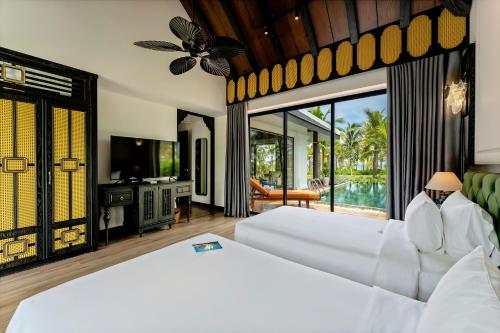 Postel nebo postele na pokoji v ubytování Bliss Hoi An Beach Resort & Wellness