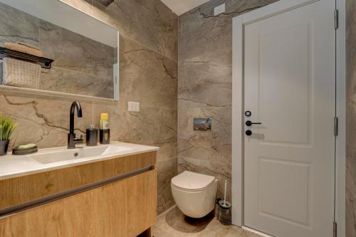 a bathroom with a toilet and a sink at LUXURY PENTHOUSE GREAT LOCATION WITH PARKING Tlv in Ramat Gan