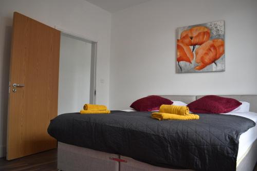 Un dormitorio con una cama con toallas amarillas. en Celyn Room en Denbigh