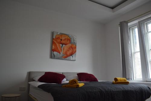 um quarto com uma cama com uma fotografia de cenouras em Celyn Room em Denbigh
