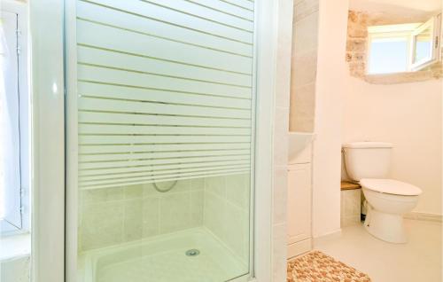 een douche met een glazen deur in de badkamer bij Amazing Home In Goudargues With Kitchen in Goudargues