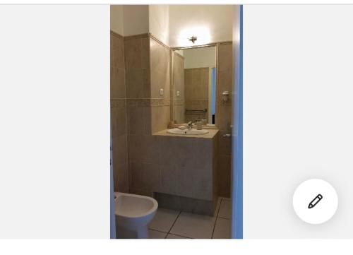 une salle de bain avec un lavabo, des toilettes et un miroir dans l'établissement Appartement vue Mer Sanguinaires à 5min des plages, à Ajaccio