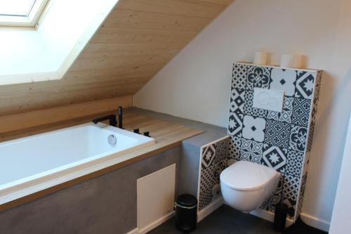ein Badezimmer mit einem WC und einer Badewanne in der Unterkunft grand appartement privé neuf avec loggia in Orchamps-Vennes