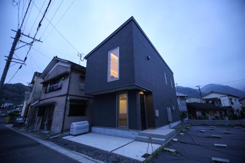 別府市にあるPrimeRoom別府 菊の通りに面した窓のある黒い家