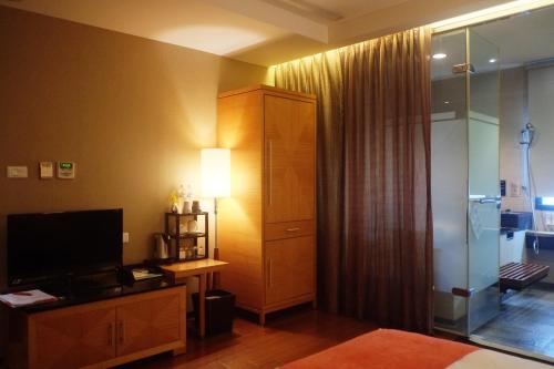 Televisyen dan/atau pusat hiburan di Aqua Bella Hotel