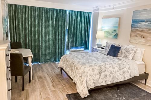 En eller flere senge i et værelse på Daytona Beach Resort 805