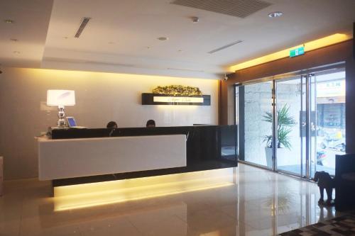 Lobi atau kawasan kaunter penerimaan di Aqua Bella Hotel