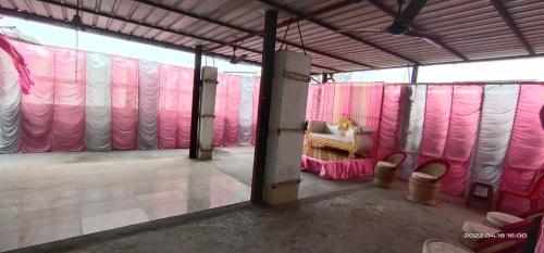 een grote kamer met roze en witte gordijnen bij Hotel Royal Residency in Siliguri