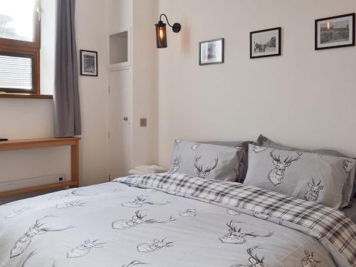 a bedroom with a bed with a blanket on it at Kinder Apartment - Uk12957 in Glossop