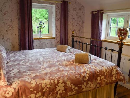 a bedroom with a bed and a window at Dark Sky Lodge in Cray