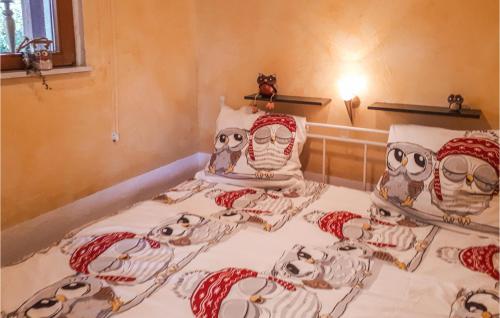 a bed with owls sitting on top of it at Gorgeous Home In Tharandt With Kitchen in Tharandt
