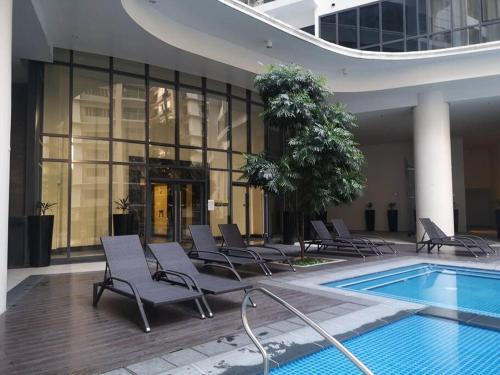 สระว่ายน้ำที่อยู่ใกล้ ๆ หรือใน A2J Luxury 1BR Suite Near Venice Mall BGC Taguig