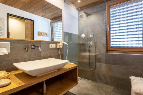 bagno con lavandino e doccia di Hohenegg Apartment Franz 2 a Campolasta