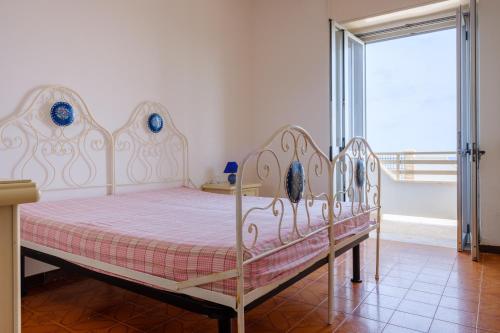 Schlafzimmer mit einem Bett mit einer rosa und weißen Tagesdecke in der Unterkunft Casa Vacanza Maria in Casalabate