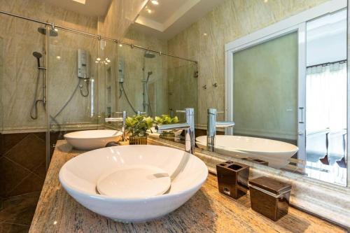 baño con 2 lavabos y espejo grande en Private 3 Bedroom Pool Villa! (PP10), en Hua Hin