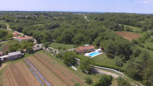 Bazén v ubytovaní Villa Fragola - Holiday house with large garden alebo v jeho blízkosti