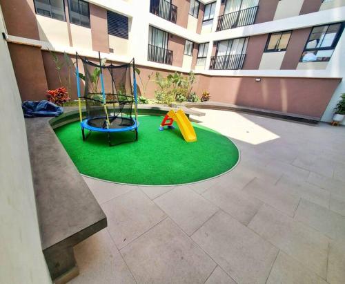un parque infantil en el patio de un edificio en Apartamento estreno céntrico y moderno, en Lima