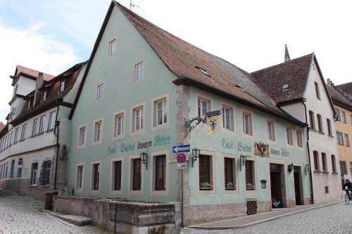 un bâtiment situé sur le côté d'une rue dans l'établissement Hotel Schwarzer Adler, à Rothenburg ob der Tauber