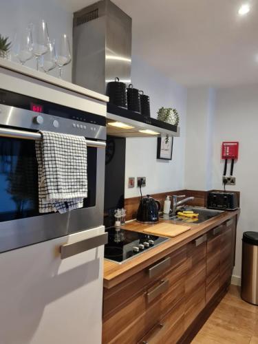 A kitchen or kitchenette at Stay Yorkshire I Quarter Apartment 53