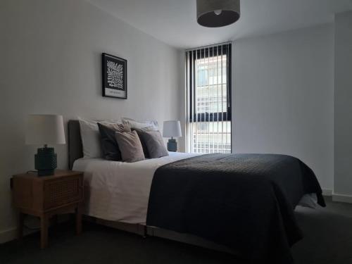 Кровать или кровати в номере Stay Yorkshire I Quarter Apartment 53