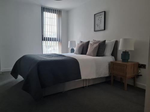 A bed or beds in a room at Stay Yorkshire I Quarter Apartment 53