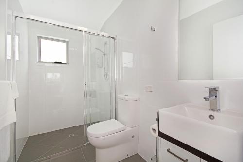 Ванная комната в Cooroy Luxury Motel Apartments