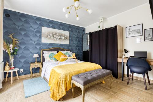 - une chambre avec un lit et un mur bleu dans l'établissement RER C plus parking gratuit à 4 minutes à pieds, à Versailles