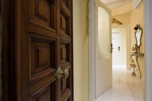 a hallway with a wooden door and a hallway with at Home Grifondoro Affittacamere in Genoa