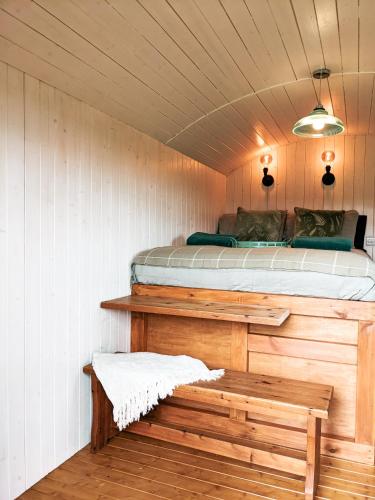 Fotografie z fotogalerie ubytování Stunning Shepherd's Hut Retreat North Devon v destinaci Bideford