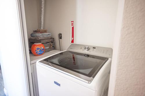 拉斯維加斯的住宿－Charming 2 Bedroom House，厨房配有水槽和洗衣机