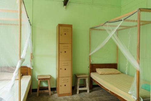 سرير أو أسرّة في غرفة في Little Bay Arugam Bay