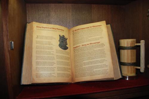 ein offenes Buch auf einem Regal in der Unterkunft Mittelalterhotel-Gästehaus Rauchfang in Meersburg