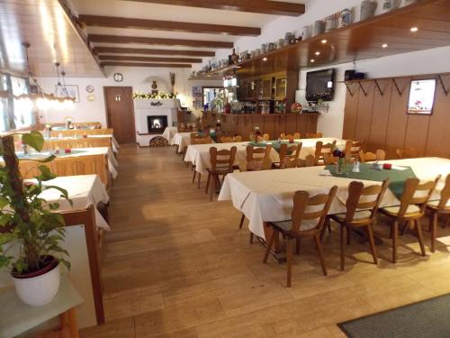 ein Esszimmer mit Tischen und Stühlen in einem Restaurant in der Unterkunft Gasthaus Pension Rezatgrund in Windsbach