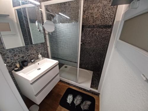 a bathroom with a sink and a shower and a toilet at L'Eau-Dyssée, clim, parking privé, jardin in Saint-Laurent-du-Var