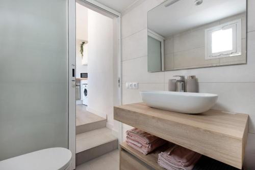 Casa Sol 21 B Garachico في غاراتشيكو: حمام أبيض مع حوض ومرحاض