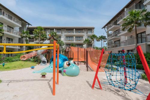 - une aire de jeux sur le sable devant un bâtiment dans l'établissement Holiday Inn Resort Samui Bophut Beach, an IHG Hotel, à Bophut 