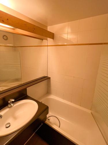 une salle de bain avec un lavabo et une baignoire dans l'établissement 2 Bedrooms / Center Val Thorens, à Val Thorens