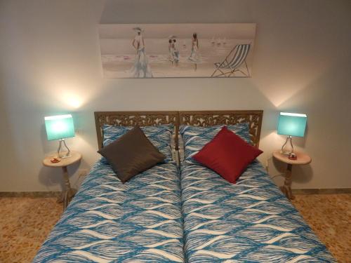 ein Schlafzimmer mit einem Bett mit zwei Lampen an zwei Tischen in der Unterkunft Affittacamere Roma Centro, Musei Vaticani Rooms in Rom