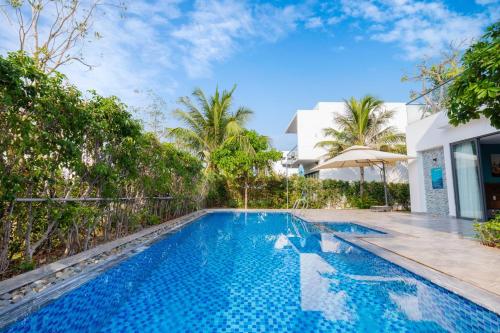 Hồ bơi trong/gần Palm Villa 35 (Luxury Seaview Pool Villa with Karaoke Room Inside Resort near The Beach and The Park for Children)