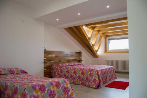 ein Schlafzimmer mit 2 Betten und einem Stuhl in einem Zimmer in der Unterkunft BED&BREAKFAST TABINE in San Giacomo
