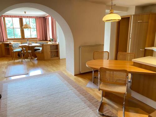 a kitchen and dining room with a table and chairs at Zentrale Wohnung Gmunden Alte Bäckerei in Gmunden