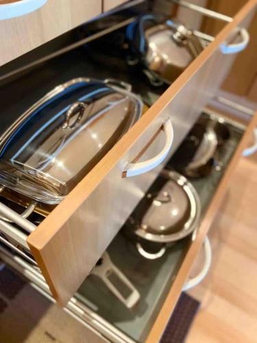 a open drawer in a kitchen with a stove at Zentrale Wohnung Gmunden Alte Bäckerei in Gmunden