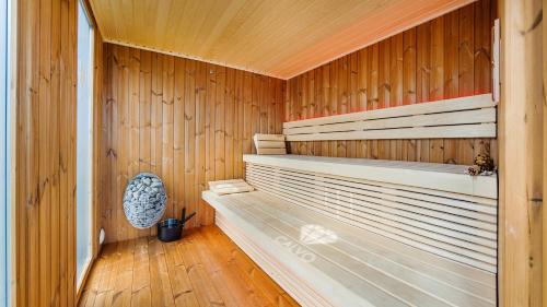 una sauna con paredes de madera y suelo de madera en CALVO Łeba, Nowecin, en Łeba